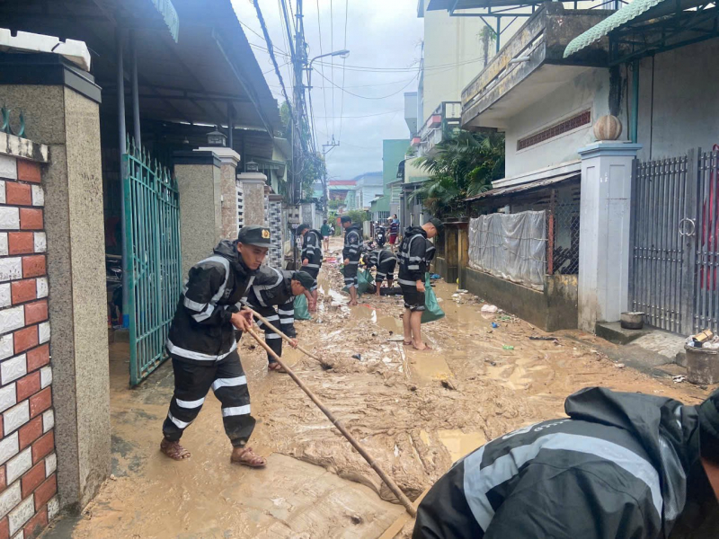 Bộ Tư lệnh Cảnh sát cơ động huy động tối đa lực lượng, ngày đêm hỗ trợ nhân dân vùng lũ miền Trung -0