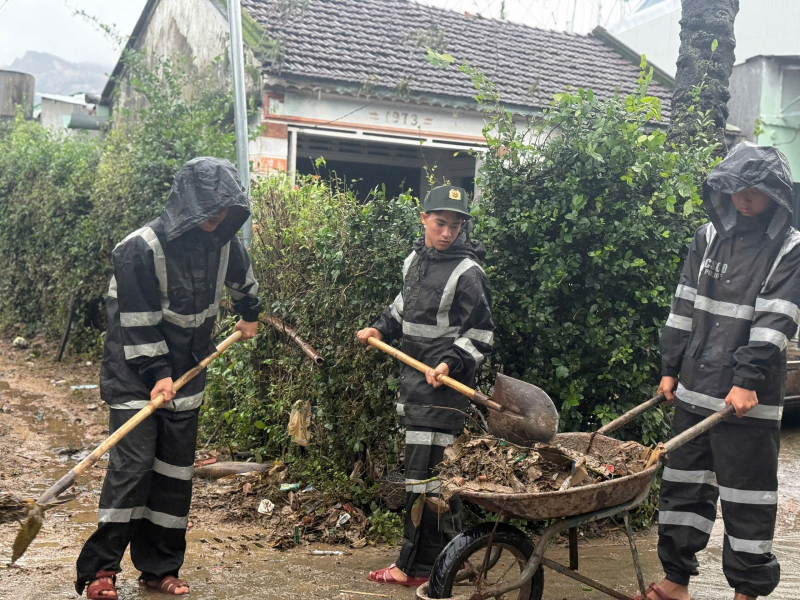 Bộ Tư lệnh Cảnh sát cơ động huy động tối đa lực lượng, ngày đêm hỗ trợ nhân dân vùng lũ miền Trung -0