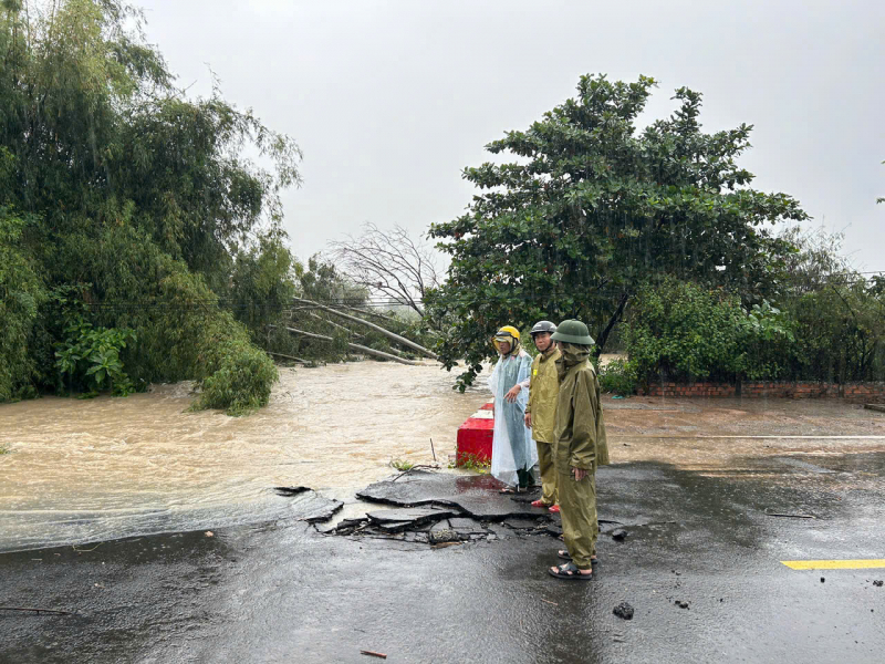 Công an tỉnh Gia Lai cứu trợ, giúp dân trong lũ lụt -0
