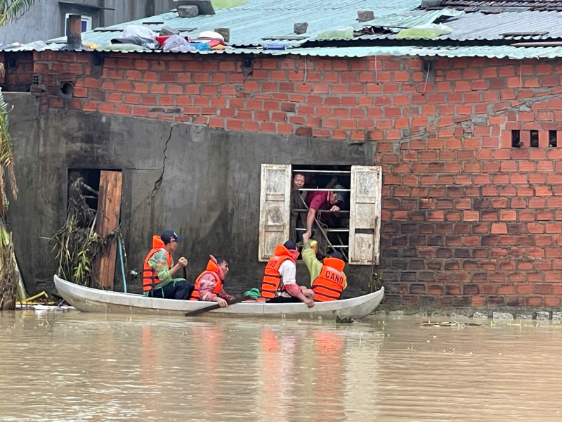 Công an tỉnh Gia Lai cứu trợ, giúp dân trong lũ lụt -0