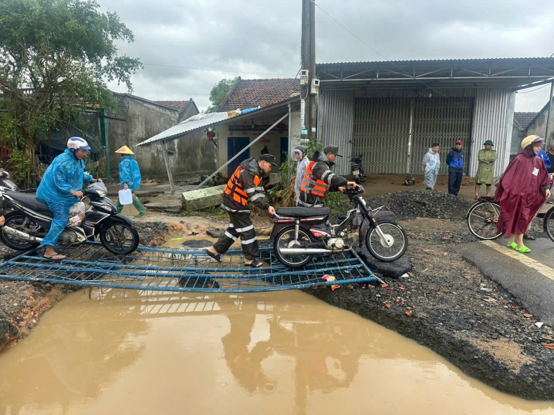 Bộ Tư lệnh Cảnh sát cơ động huy động tối đa lực lượng, ngày đêm hỗ trợ nhân dân vùng lũ miền Trung -0