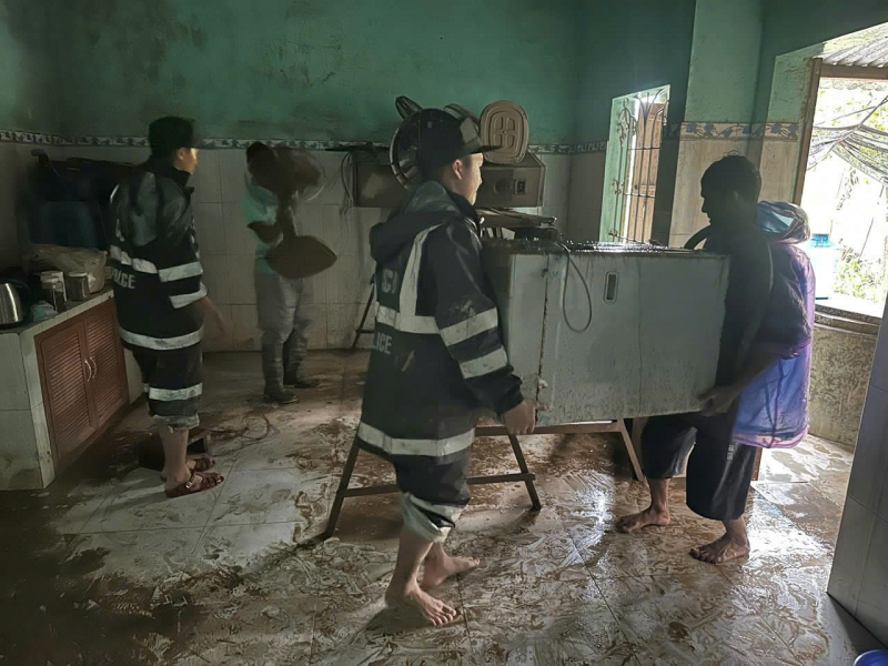 Bộ Tư lệnh Cảnh sát cơ động huy động tối đa lực lượng, ngày đêm hỗ trợ nhân dân vùng lũ miền Trung -1