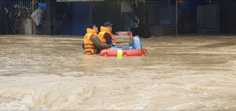 Công an tỉnh Gia Lai cứu trợ, giúp dân trong lũ lụt -0