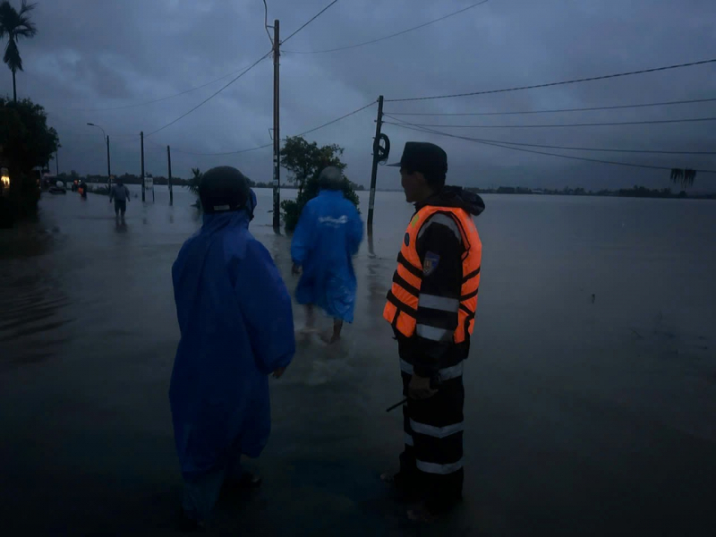 Bộ Tư lệnh Cảnh sát cơ động huy động tối đa lực lượng, ngày đêm hỗ trợ nhân dân vùng lũ miền Trung -1