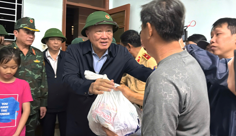 Phó thủ tướng Thường trực Chính phủ Nguyễn Hoà Bình thăm vùng lũ Đông Đắk Lắk -0