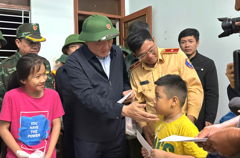 Phó thủ tướng Thường trực Chính phủ Nguyễn Hoà Bình thăm vùng lũ Đông Đắk Lắk -0