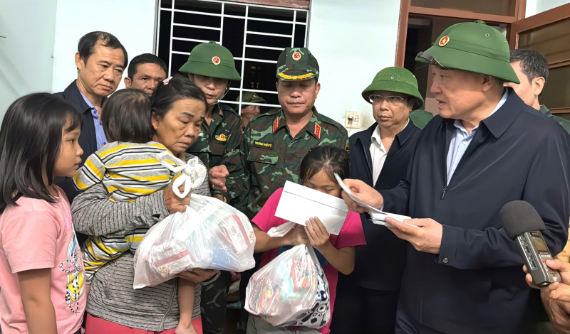 Phó thủ tướng Thường trực Chính phủ Nguyễn Hoà Bình thăm vùng lũ Đông Đắk Lắk -0