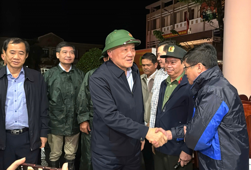 Phó thủ tướng Thường trực Chính phủ Nguyễn Hoà Bình thăm vùng lũ Đông Đắk Lắk -0