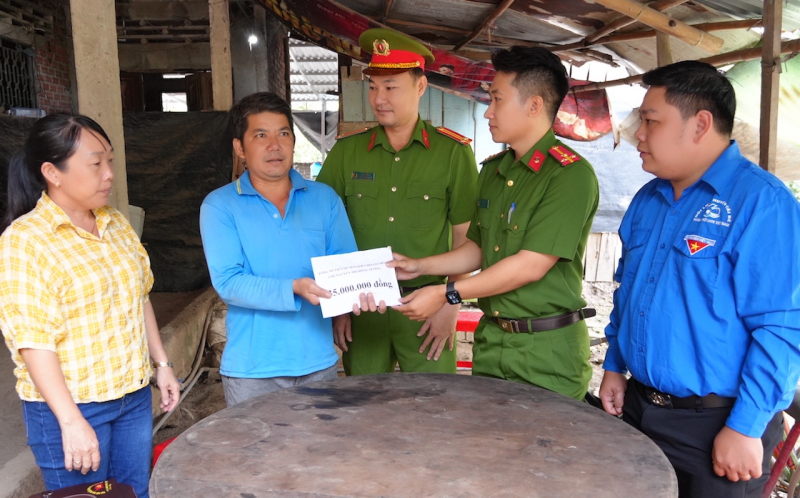 bản sao công an xã hậu mỹ cùng các ngành, đoàn thể trao tiền hỗ trợ gia đình chị sương. ảnh trọng tín.jpeg -0