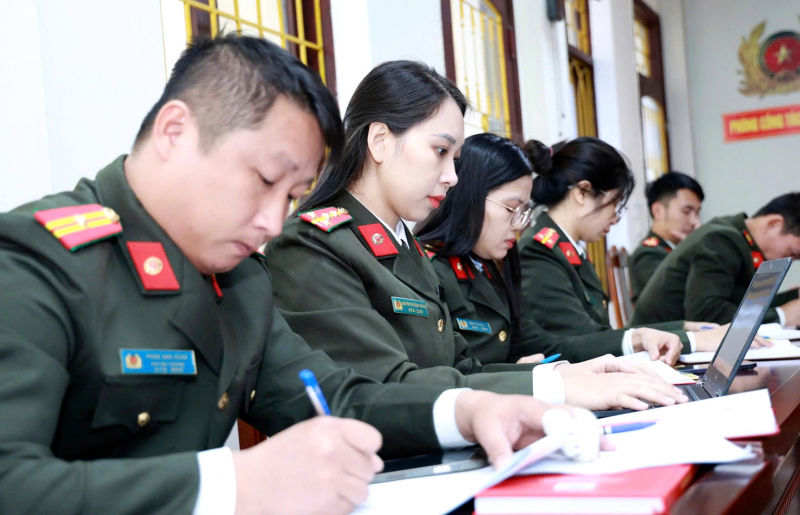 Công an Hà Tĩnh gương mẫu, đi đầu lan tỏa phong trào “Bình dân học vụ số” -0