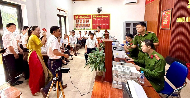 Công an Hà Tĩnh gương mẫu, đi đầu lan tỏa phong trào “Bình dân học vụ số” -0