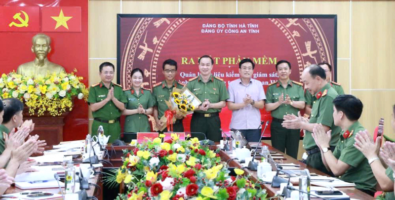 Công an Hà Tĩnh gương mẫu, đi đầu lan tỏa phong trào “Bình dân học vụ số” -0