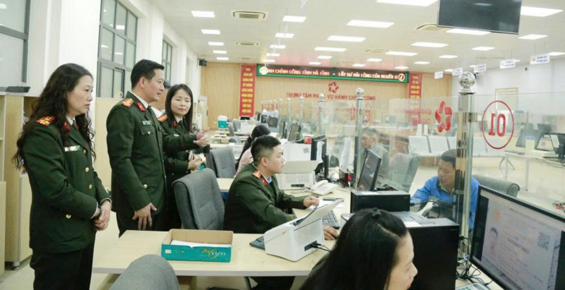 Công an Hà Tĩnh gương mẫu, đi đầu lan tỏa phong trào “Bình dân học vụ số” -0