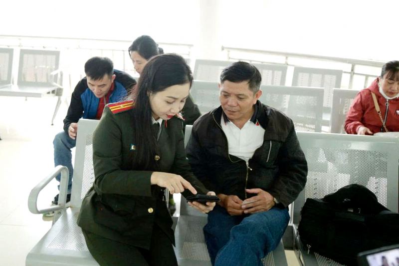 Công an Hà Tĩnh gương mẫu, đi đầu lan tỏa phong trào “Bình dân học vụ số” -0