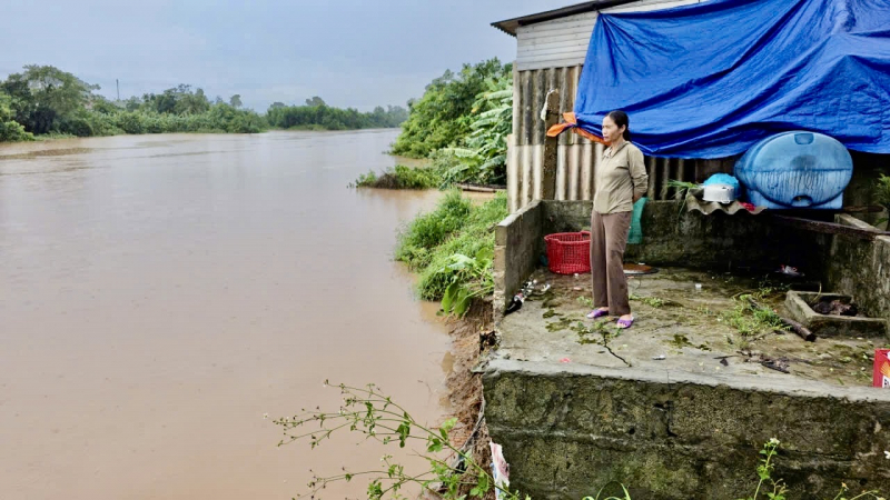 Người dân Quảng Trị “nín thở” giữa mưa lũ và sạt lở -0