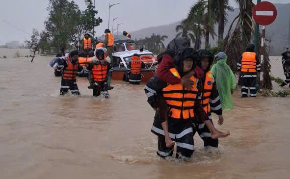 Trung đoàn CSCĐ Nam Trung Bộ hỗ trợ nhân dân các tỉnh Gia Lai, Đắk Lắk, Khánh Hòa phòng, chống lũ lụt -0