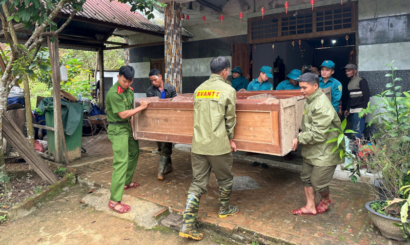Nadat de berg achter het huis ontplofte, werden 7 mensen met spoed geëvacueerd -0