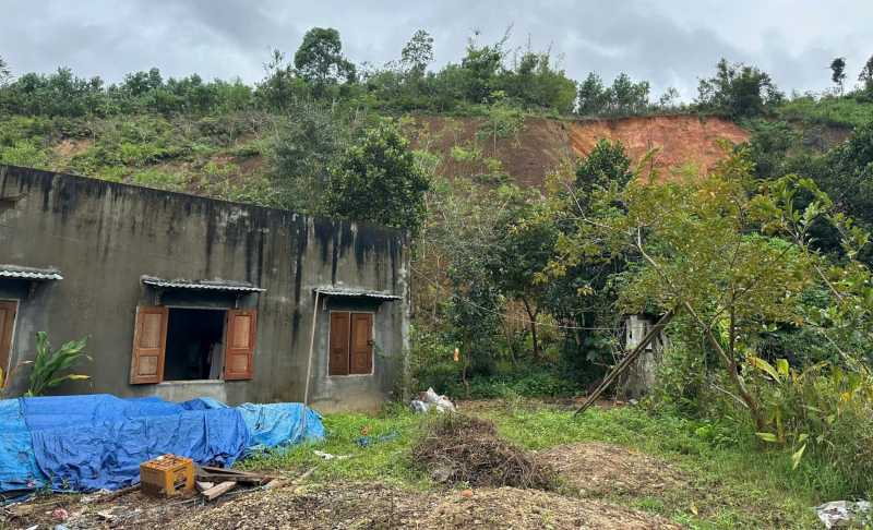 Nadat de berg achter het huis ontplofte, werden 7 mensen met spoed geëvacueerd -0