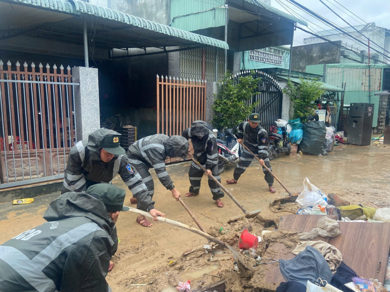 Trung đoàn CSCĐ Nam Trung Bộ hỗ trợ nhân dân các tỉnh Gia Lai, Đắk Lắk, Khánh Hòa phòng, chống lũ lụt -1