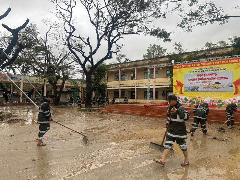 Trung đoàn CSCĐ Nam Trung Bộ hỗ trợ nhân dân các tỉnh Gia Lai, Đắk Lắk, Khánh Hòa phòng, chống lũ lụt -0