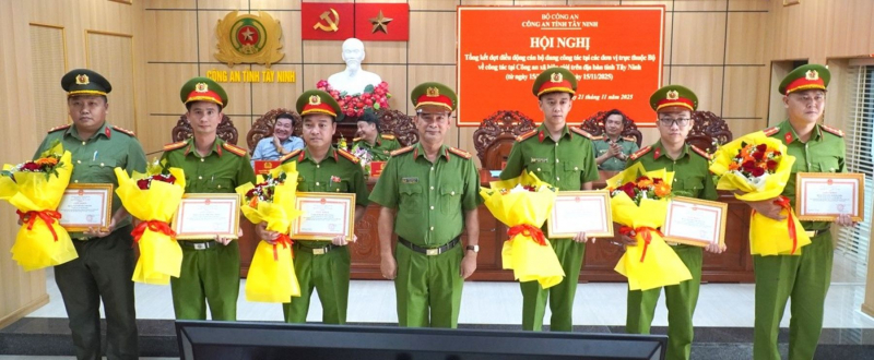 Khen thưởng 12 cá nhân xuất sắc đảm bảo ANTT các xã biên giới -0