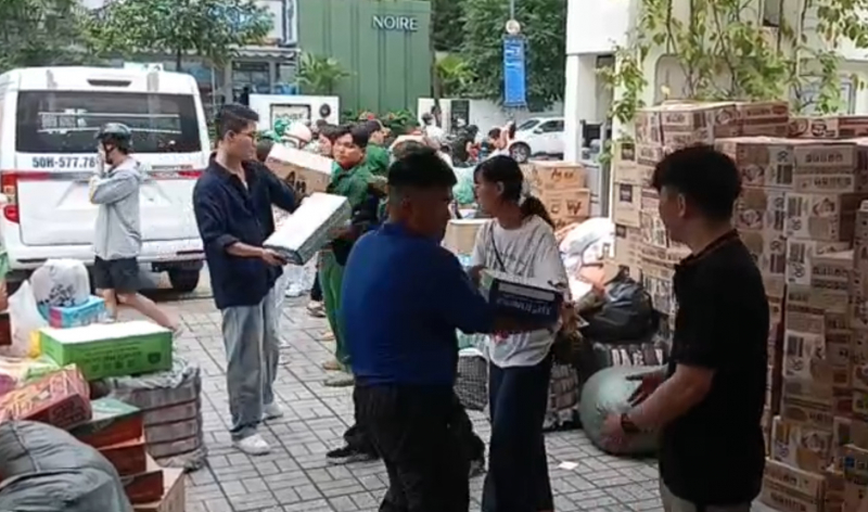 Hàng ngàn phần quà, góp yêu thương đến đồng bào miền Trung -1