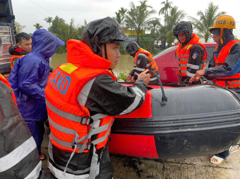 Trung đoàn CSCĐ Nam Trung Bộ hỗ trợ nhân dân các tỉnh Gia Lai, Đắk Lắk, Khánh Hòa phòng, chống lũ lụt -1