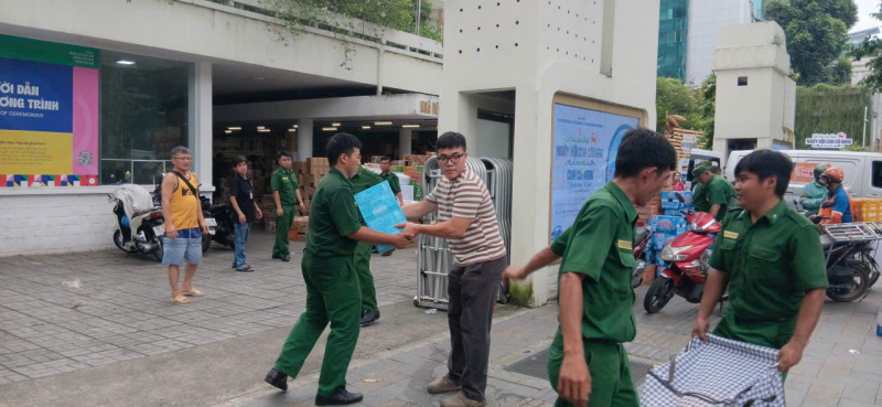 Hàng ngàn phần quà, góp yêu thương đến đồng bào miền Trung -5