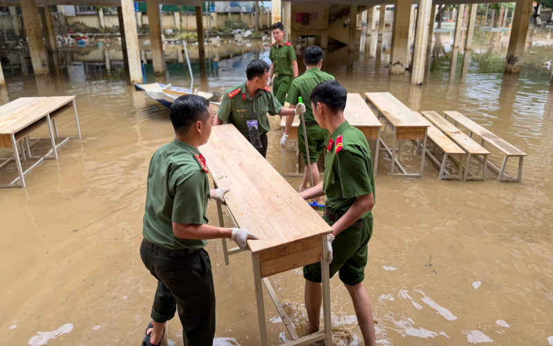 Tuổi trẻ Công an Khánh Hoà hỗ trợ các trường học khắc phụ hậu quả lũ lụt -0