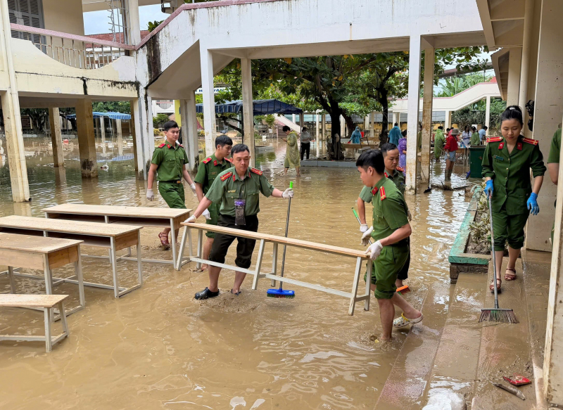 Tuổi trẻ Công an Khánh Hoà hỗ trợ các trường học khắc phụ hậu quả lũ lụt -0
