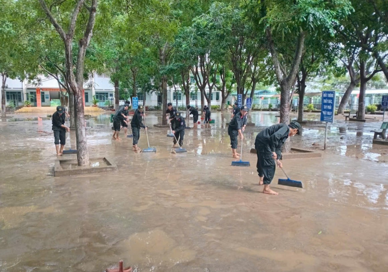 Tuổi trẻ Công an Khánh Hoà hỗ trợ các trường học khắc phụ hậu quả lũ lụt -0