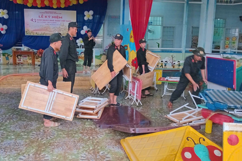 Tuổi trẻ Công an Khánh Hoà hỗ trợ các trường học khắc phụ hậu quả lũ lụt -0