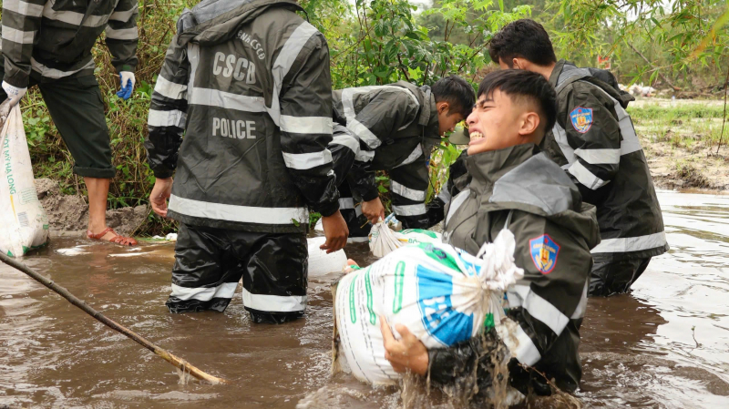 Bộ Tư lệnh Cảnh sát cơ động huy động tối đa lực lượng, ngày đêm hỗ trợ nhân dân vùng lũ miền Trung -0