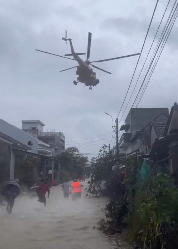 ក្រសួងការពារជាតិបានបញ្ជូនឧទ្ធម្ភាគចក្រចំនួនពីរគ្រឿង ដើម្បីផ្គត់ផ្គង់ស្បៀងអាហារដល់ប្រជាជនដែលនៅដាច់ពីគេ -0