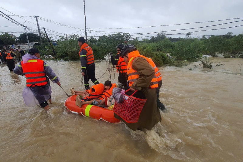 Cần xử lý nghiêm những kẻ tung tin thất thiệt, xuyên tạc sự thật hoạt động cứu nạn, cứu hộ trong lũ lụt ở Khánh Hoà -0