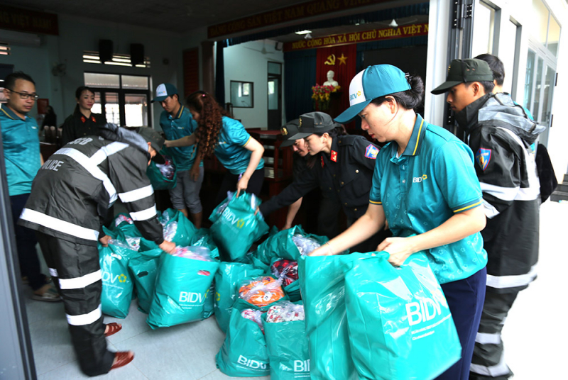 Lũ đi, tình người ở lại -0