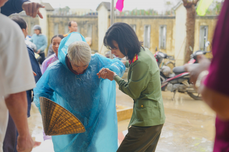 Trao 500 suất quà hỗ trợ người dân vùng thiệt hại do bão số 13 -0