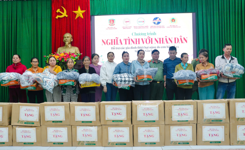 Trao 500 suất quà hỗ trợ người dân vùng thiệt hại do bão số 13 -1