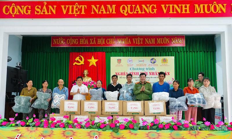 Trao 500 suất quà hỗ trợ người dân vùng thiệt hại do bão số 13 -0