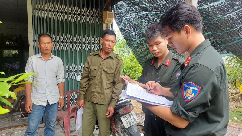 Đồng Tháp: Cảnh sát cơ động hành quân dã ngoại về xã biên giới -0