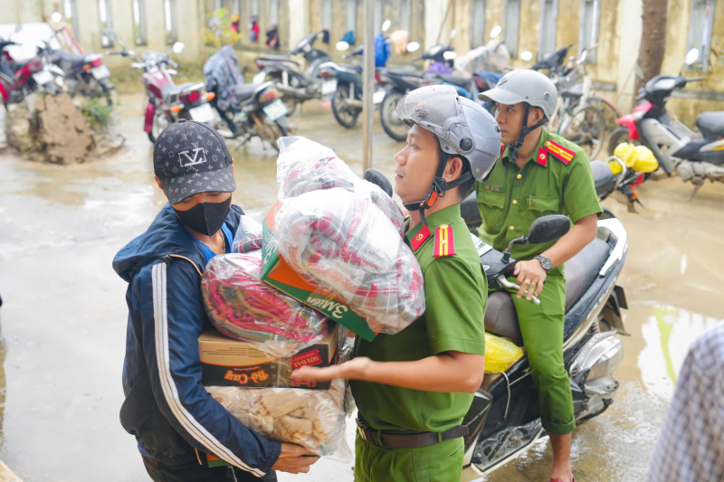 Trao 500 suất quà hỗ trợ người dân vùng thiệt hại do bão số 13 -2