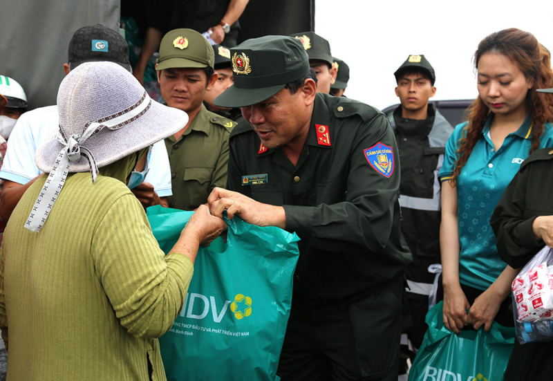 Lũ đi, tình người ở lại -0