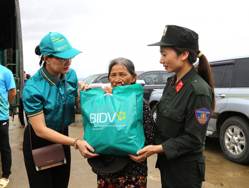 Lũ đi, tình người ở lại -1