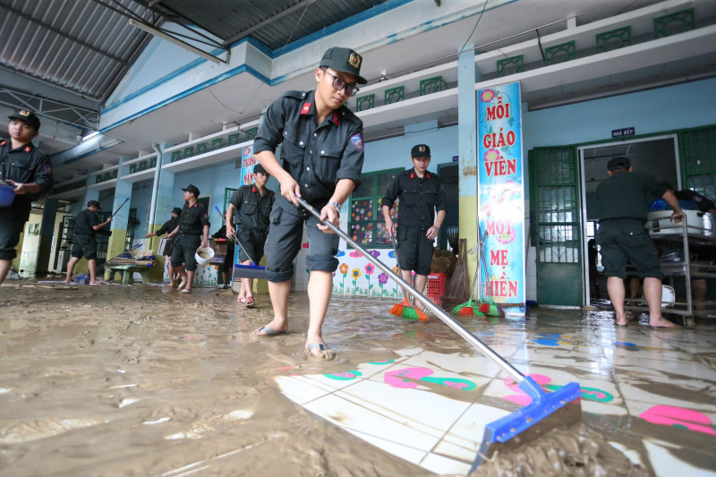 Công an TP Hồ Chí Minh cử hơn 500 cán bộ chiến sĩ đến các tỉnh giúp người dân vùng lũ -0
