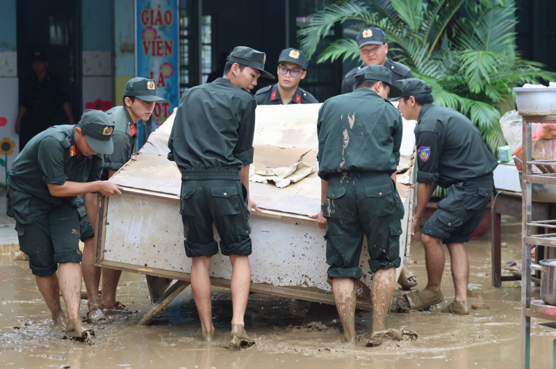 Công an TP Hồ Chí Minh cử hơn 500 cán bộ chiến sĩ đến các tỉnh giúp người dân vùng lũ -1