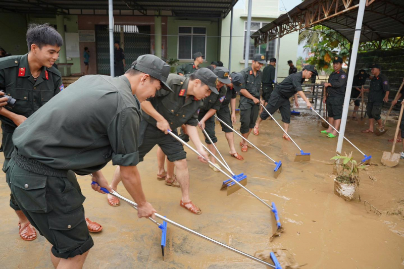 Công an TP Hồ Chí Minh cử hơn 500 cán bộ chiến sĩ đến các tỉnh giúp người dân vùng lũ -2