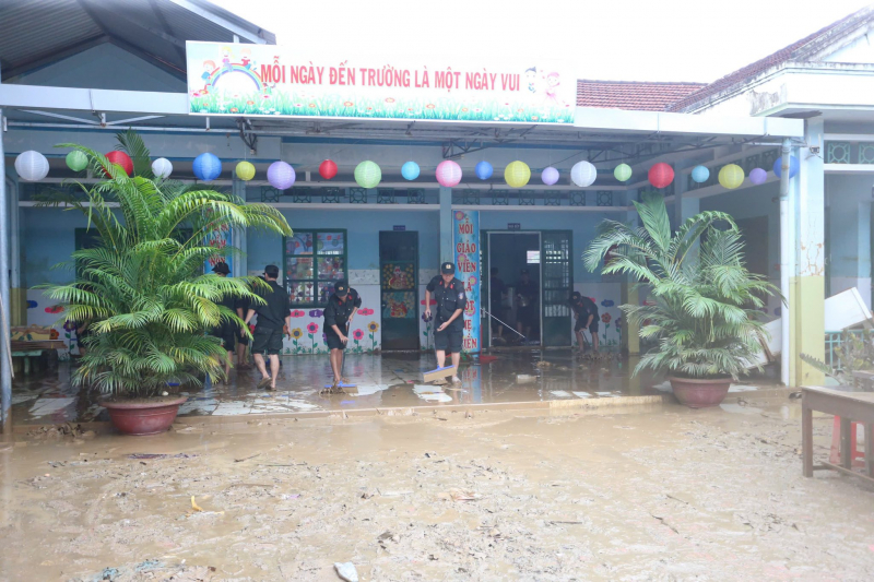 Công an TP Hồ Chí Minh cử hơn 500 cán bộ chiến sĩ đến các tỉnh giúp người dân vùng lũ -3