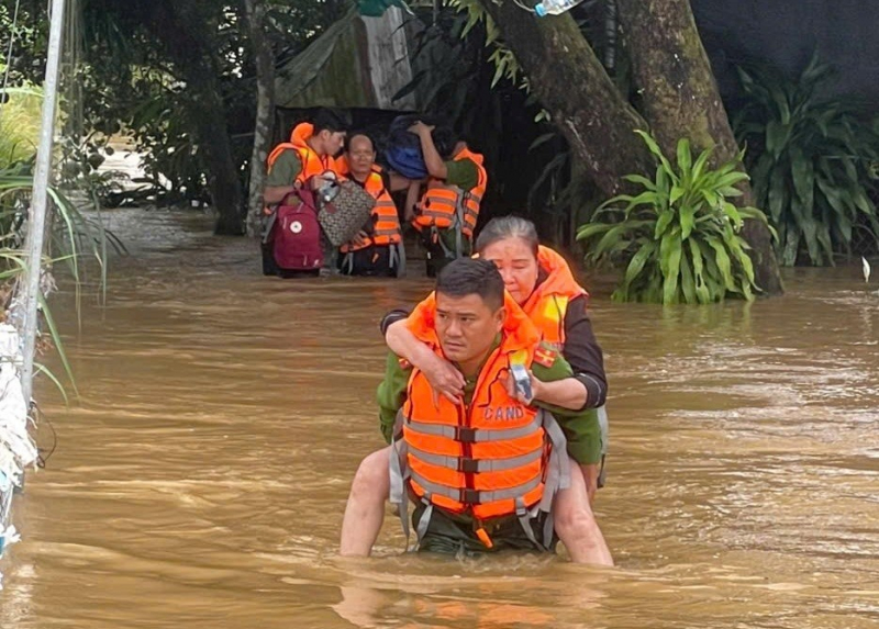 Tăng cường hỗ trợ, động viên bà con bị thiệt hại sau mưa lũ -0