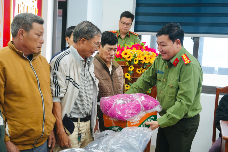 Trao 500 suất quà hỗ trợ người dân vùng thiệt hại do bão số 13 -8