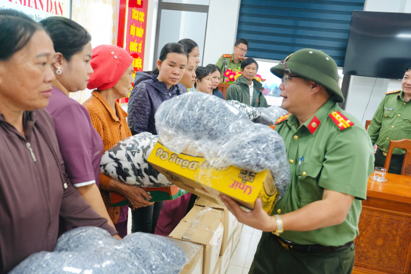 Trao 500 suất quà hỗ trợ người dân vùng thiệt hại do bão số 13 -9